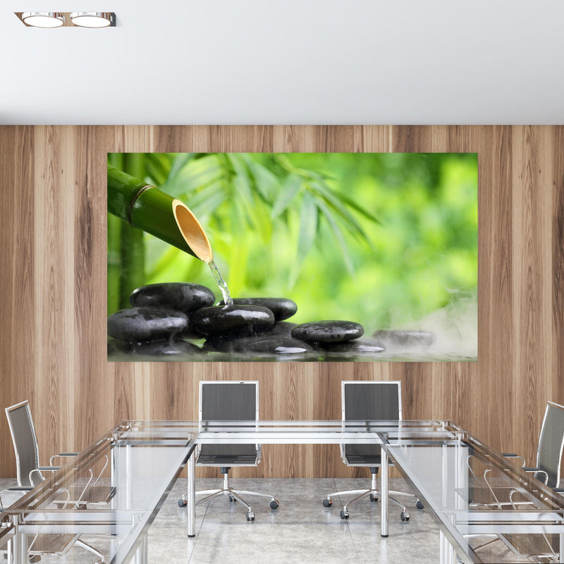 Office Poster  - Spa-Stillleben mit Bambusbrunnen in einem Konferenzraum mit Glastisch und Holzwand