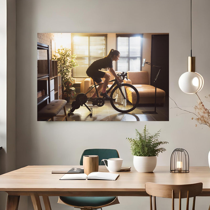 Office Poster  - Sportliche Radfahrerin über klassischem Holztisch mit runder Vase - rechteckig