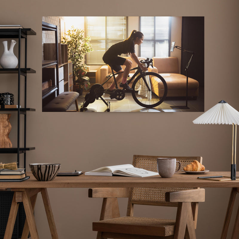 Office Poster  - Sportliche Radfahrerin über poliertem Holztisch mit stilvoller Lampe - rechteckig