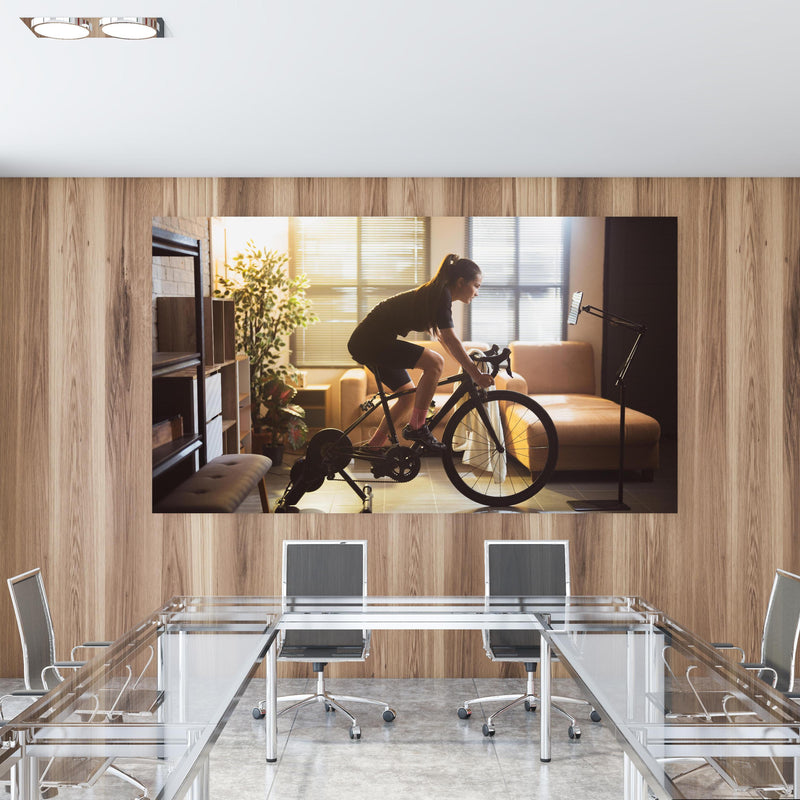 Office Poster  - Sportliche Radfahrerin in einem Konferenzraum mit Glastisch und Holzwand