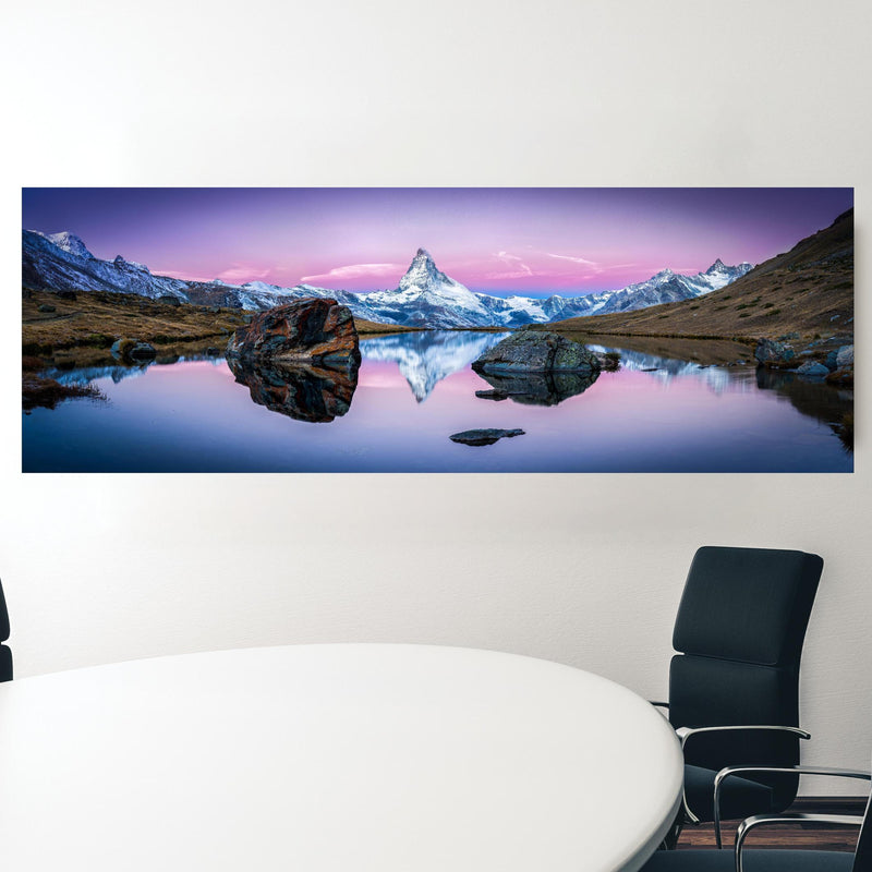 Office Poster  - Stellisee in Schweiz - Matterhorn Panorama in einem Konferenzraum hinter weißem ovalem Tisch Zoom