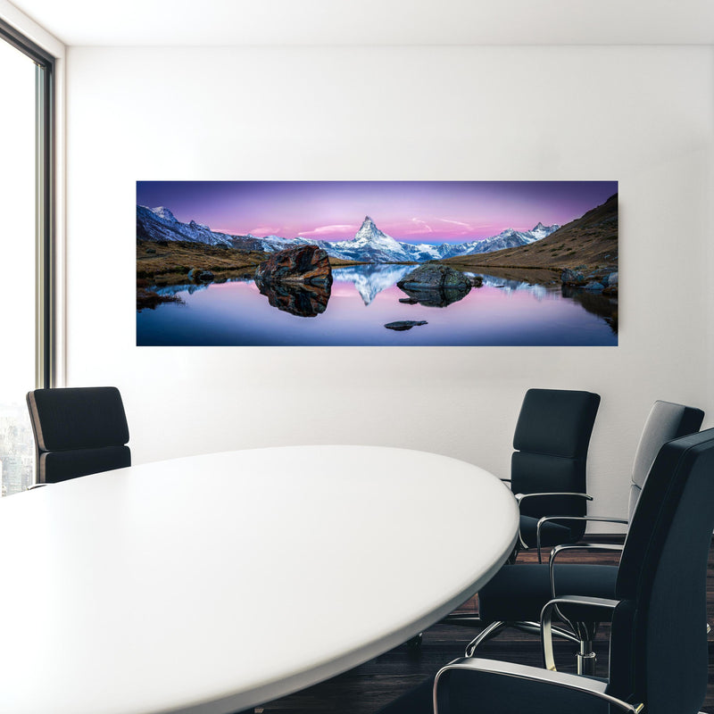 Office Poster  - Stellisee in Schweiz - Matterhorn Panorama in einem Konferenzraum hinter weißem ovalem Tisch