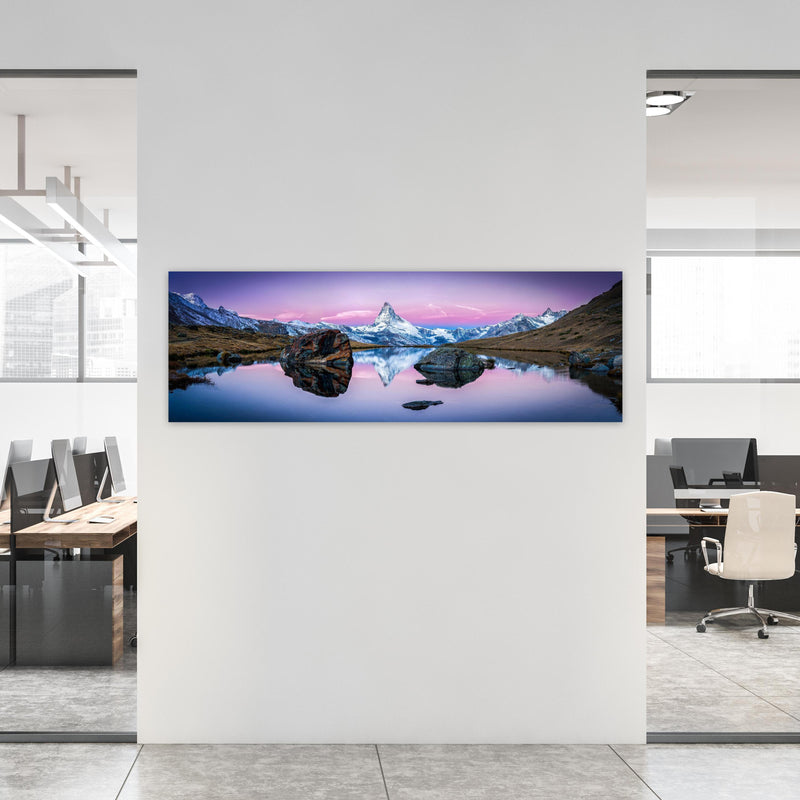 Office Poster  - Stellisee in Schweiz - Matterhorn Panorama an weißer Wand in hell eingerichtetem Büro