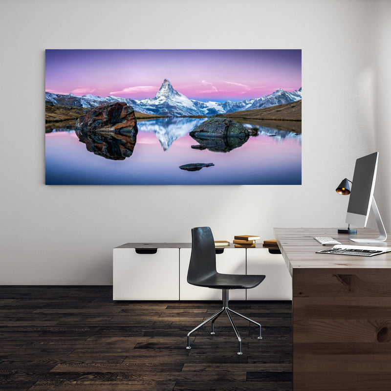 Office Poster  - Stellisee in Schweiz - Matterhorn Panorama an einer Wand in minimalistisch eingerichtetem Heim-Büro