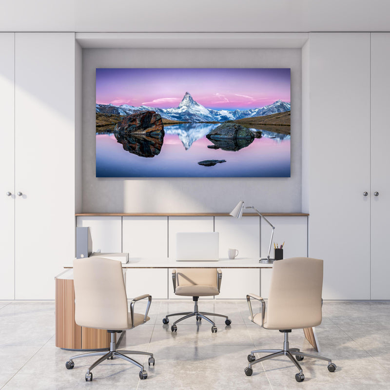 Office Poster  - Stellisee in Schweiz - Matterhorn Panorama hinter weißem Holzschreibtisch mit Tischlampe