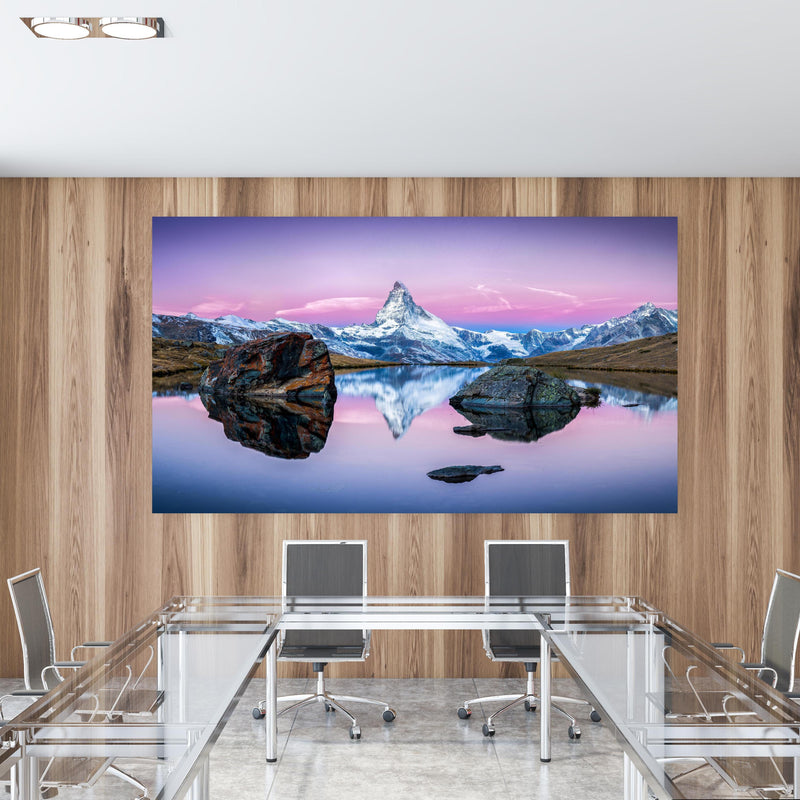 Office Poster  - Stellisee in Schweiz - Matterhorn Panorama in einem Konferenzraum mit Glastisch und Holzwand