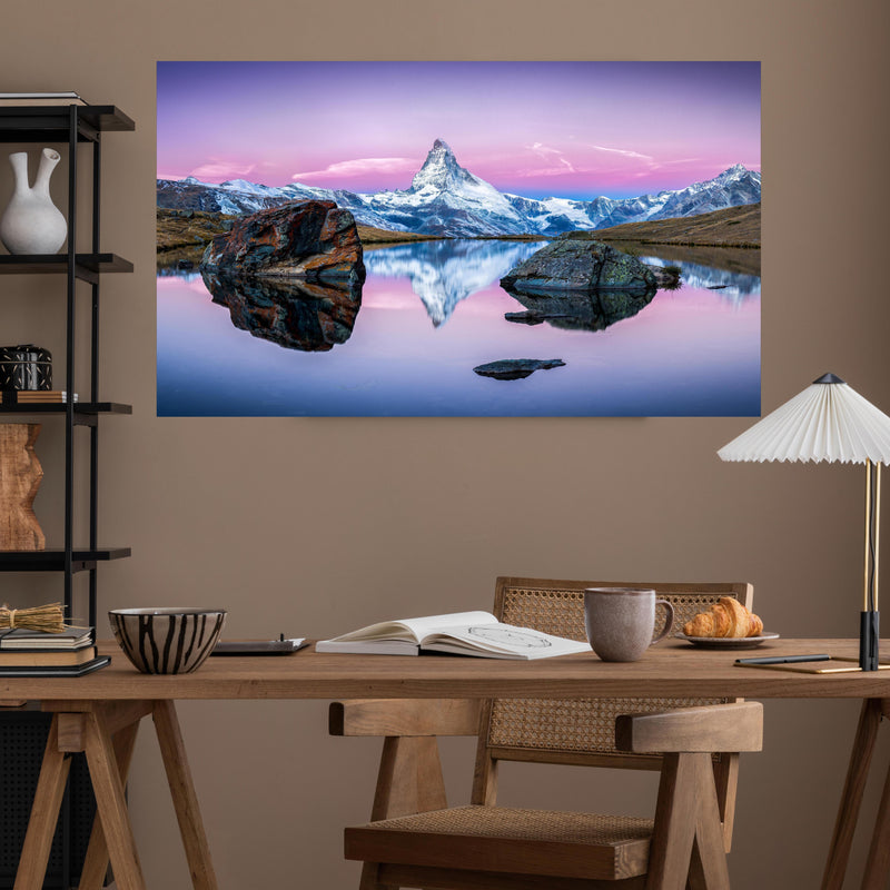 Office Poster  - Stellisee in Schweiz - Matterhorn Panorama über poliertem Holztisch mit stilvoller Lampe - rechteckig