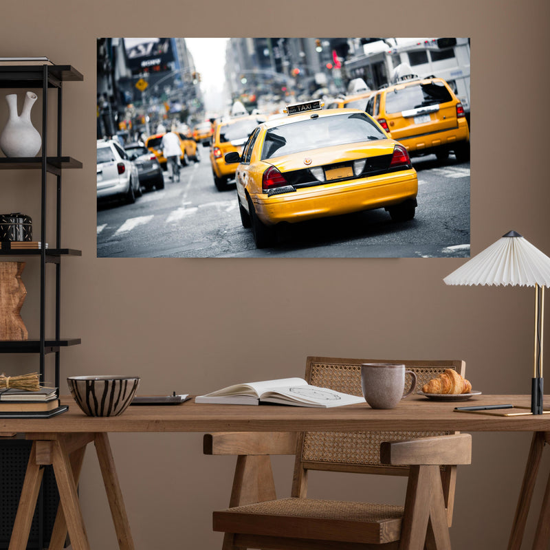 Office Poster  - Straßenverkehr von New York über poliertem Holztisch mit stilvoller Lampe - rechteckig