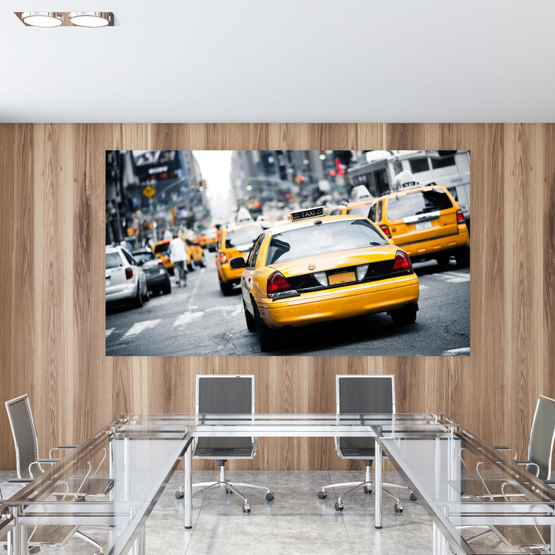 Office Poster  - Straßenverkehr von New York in einem Konferenzraum mit Glastisch und Holzwand