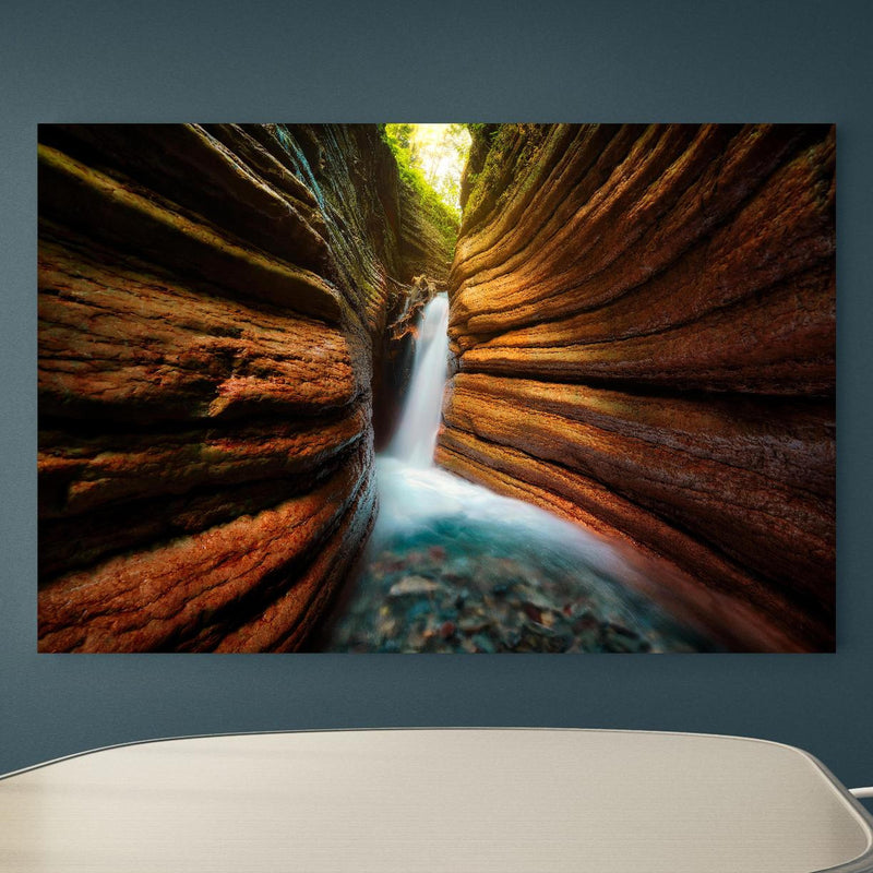 Office Poster  - Tauglebach Klamm Slot Canyon River in Austria an blauer Wand in einem Besprechungsraum Zoom