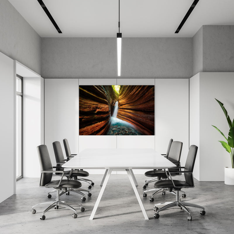 Office Poster  - Tauglebach Klamm Slot Canyon River in Austria in einem Konferenzraum an weißer Wand hängend