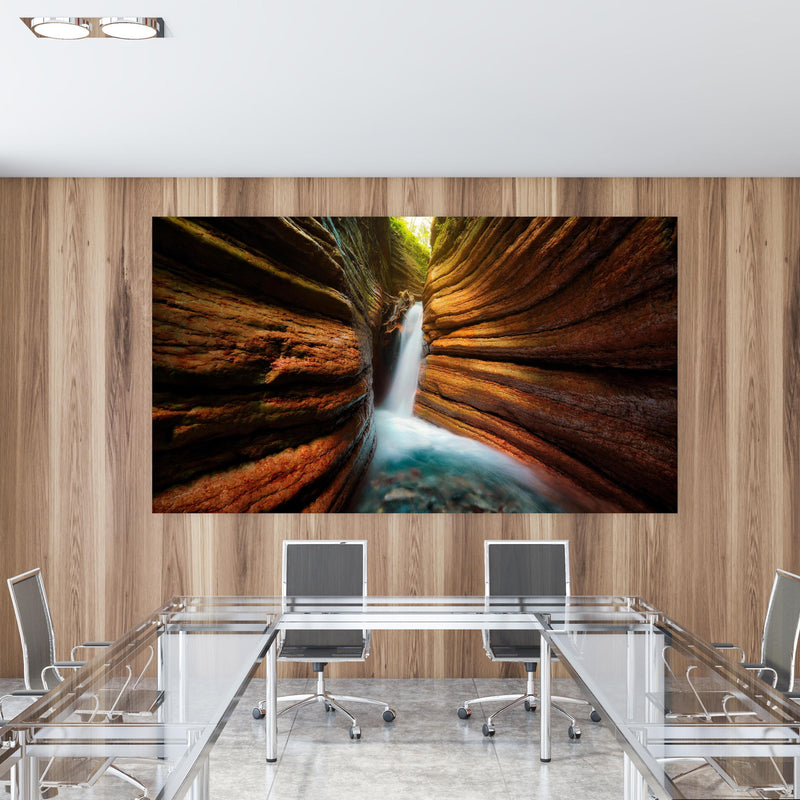 Office Poster  - Tauglebach Klamm Slot Canyon River in Austria in einem Konferenzraum mit Glastisch und Holzwand