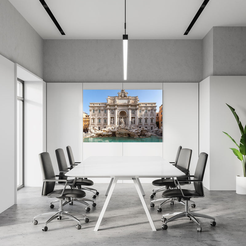 Office Poster  - Trevi-Brunnen am Morgen in Rom in einem Konferenzraum an weißer Wand hängend