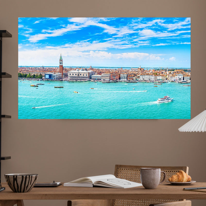 Office Poster  - Venedig Panoramaluftaufnahme über poliertem Holztisch mit stilvoller Lampe - rechteckig Zoom