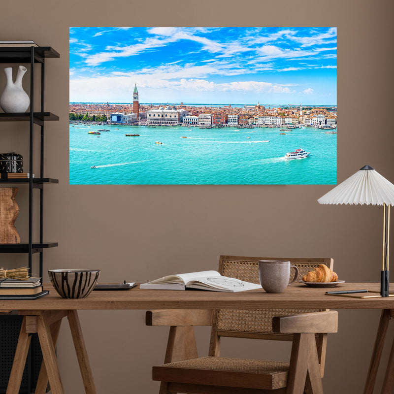 Office Poster  - Venedig Panoramaluftaufnahme über poliertem Holztisch mit stilvoller Lampe - rechteckig