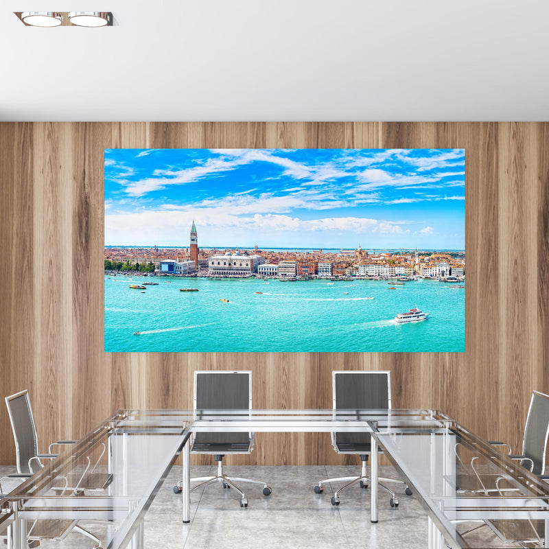 Office Poster  - Venedig Panoramaluftaufnahme in einem Konferenzraum mit Glastisch und Holzwand