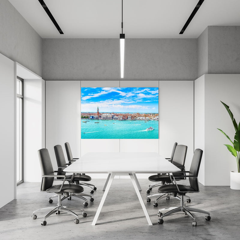 Office Poster  - Venedig Panoramaluftaufnahme in einem Konferenzraum an weißer Wand hängend