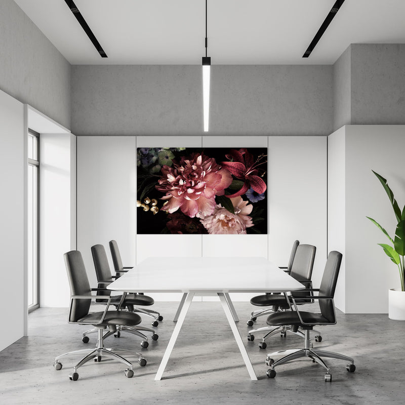 Office Poster  - Vintage Blumenbouquet in einem Konferenzraum an weißer Wand hängend