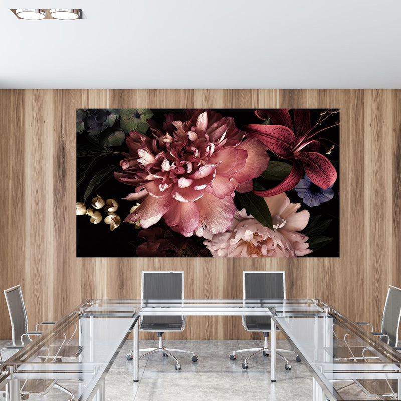 Office Poster  - Vintage Blumenbouquet in einem Konferenzraum mit Glastisch und Holzwand