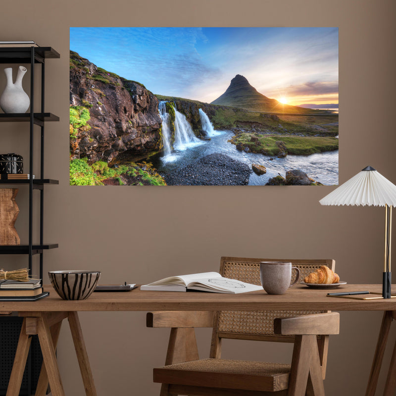 Office Poster  - Wasserfall bei Sonnenuntergang über poliertem Holztisch mit stilvoller Lampe - rechteckig