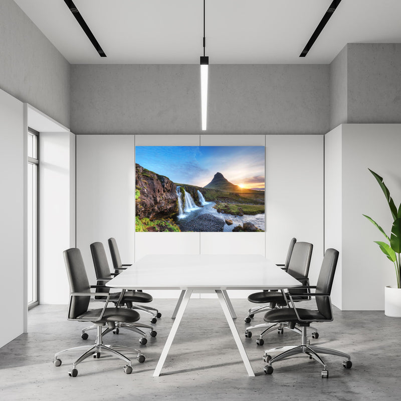 Office Poster  - Wasserfall bei Sonnenuntergang in einem Konferenzraum an weißer Wand hängend