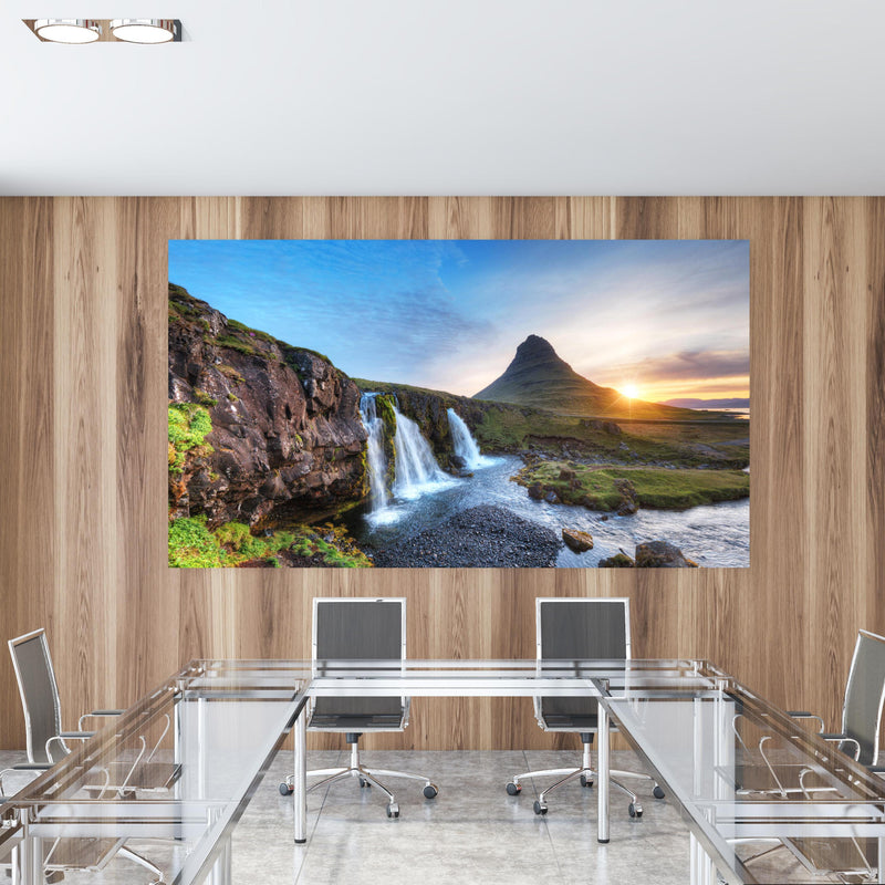 Office Poster  - Wasserfall bei Sonnenuntergang in einem Konferenzraum mit Glastisch und Holzwand