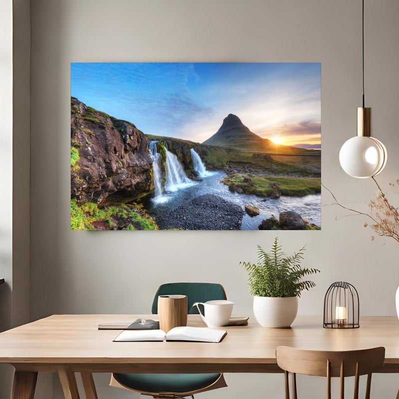 Office Poster  - Wasserfall bei Sonnenuntergang über klassischem Holztisch mit runder Vase - rechteckig