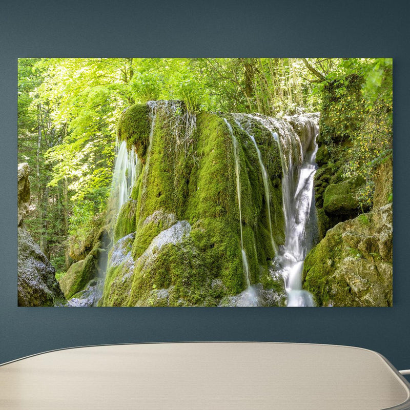 Office Poster  - Wasserfall im Wald - Sevastopol an blauer Wand in einem Besprechungsraum Zoom