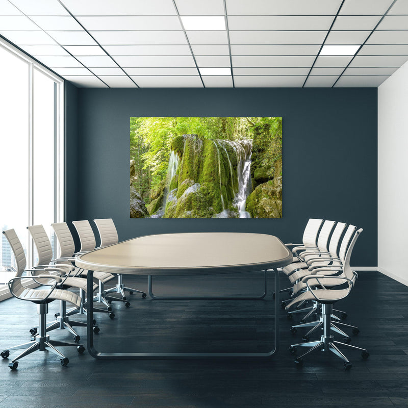 Office Poster  - Wasserfall im Wald - Sevastopol an blauer Wand in einem Besprechungsraum