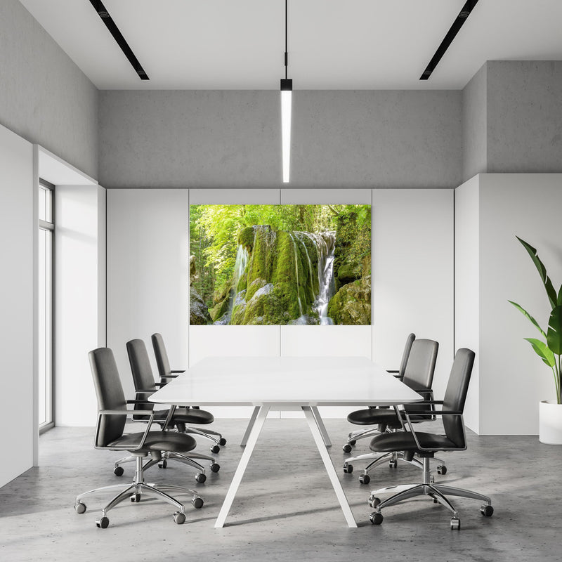 Office Poster  - Wasserfall im Wald - Sevastopol in einem Konferenzraum an weißer Wand hängend