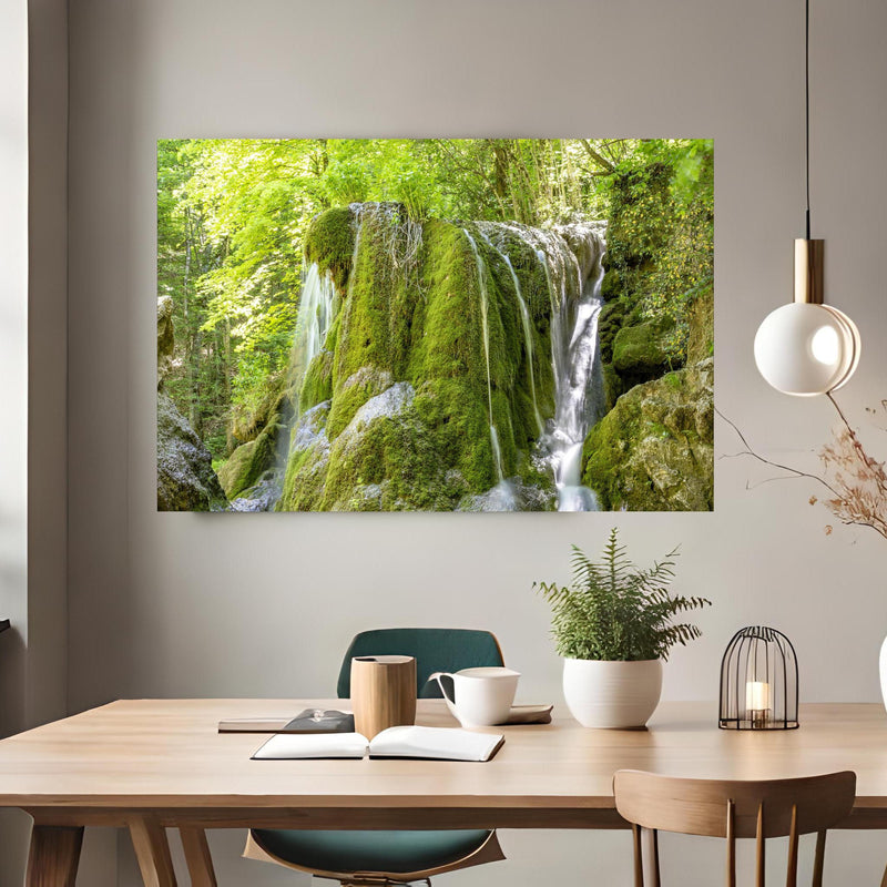 Office Poster  - Wasserfall im Wald - Sevastopol über klassischem Holztisch mit runder Vase - rechteckig