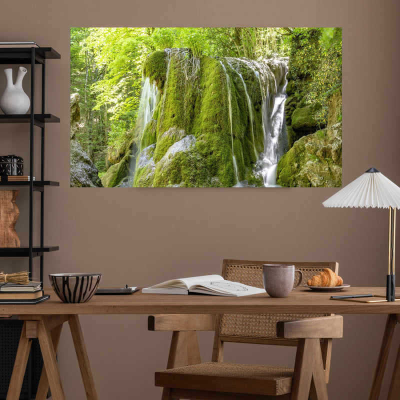 Office Poster  - Wasserfall im Wald - Sevastopol über poliertem Holztisch mit stilvoller Lampe - rechteckig