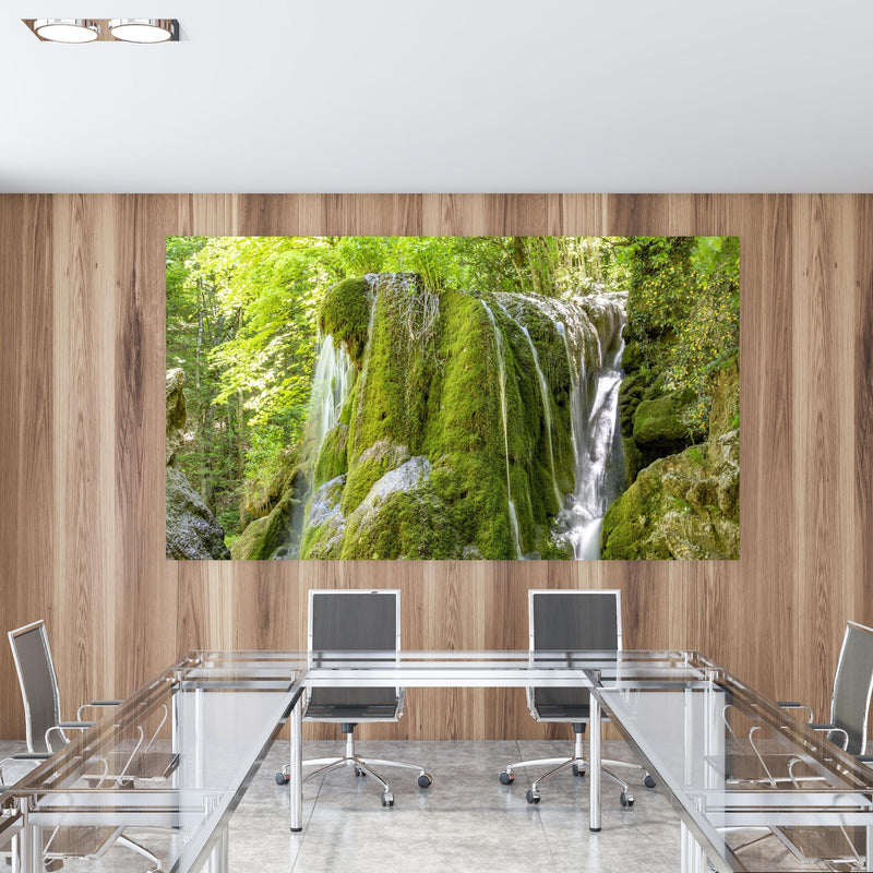 Office Poster  - Wasserfall im Wald - Sevastopol in einem Konferenzraum mit Glastisch und Holzwand