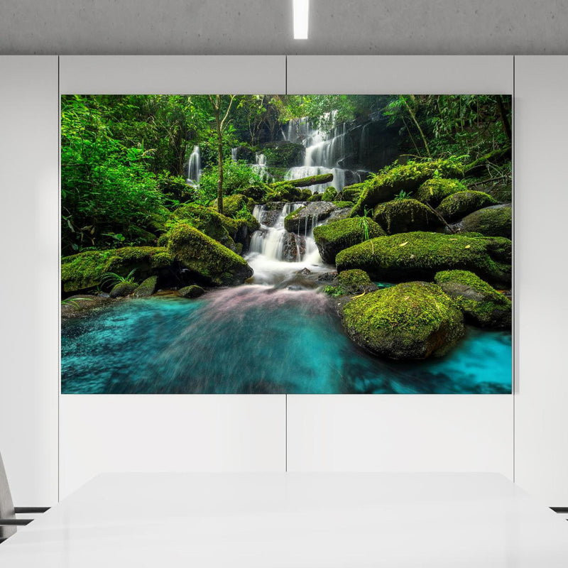 Office Poster  - Wasserfall im grünen Dschungel von Thailand in einem Konferenzraum an weißer Wand hängend Zoom