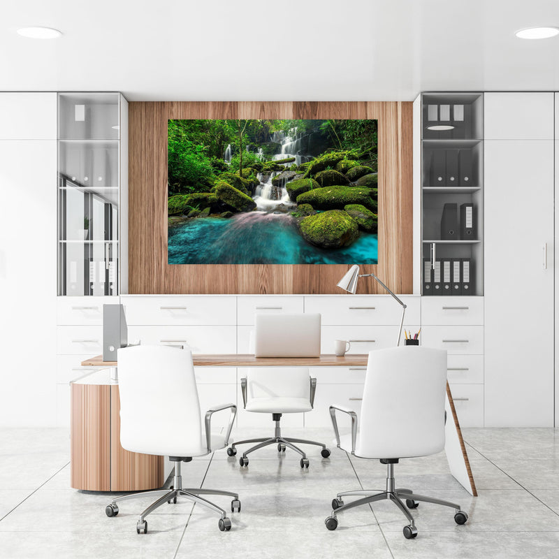 Office Poster  - Wasserfall im grünen Dschungel von Thailand an einer Holzwand hängend im Büroraum
Office Poster  - Wasserfall im grünen Dschungel von Thailand an einer Holzwand hängend im Büroraum