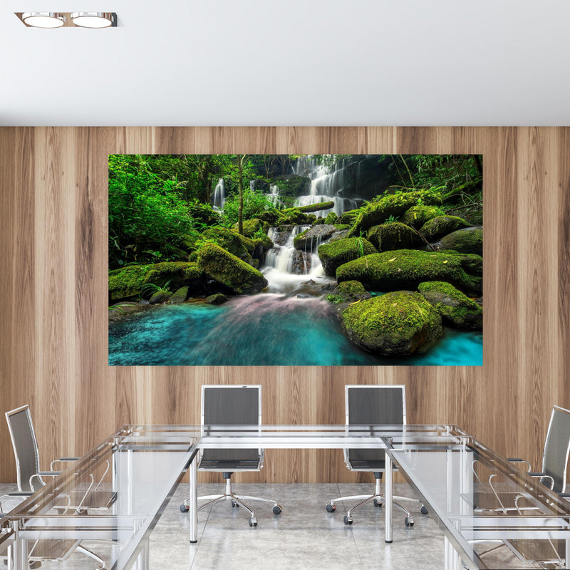 Office Poster  - Wasserfall im grünen Dschungel von Thailand in einem Konferenzraum mit Glastisch und Holzwand