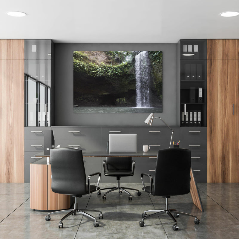 Office Poster  - Wasserfall in Bali im Herbst in klassischem Büroraum zwischen Holzschränken