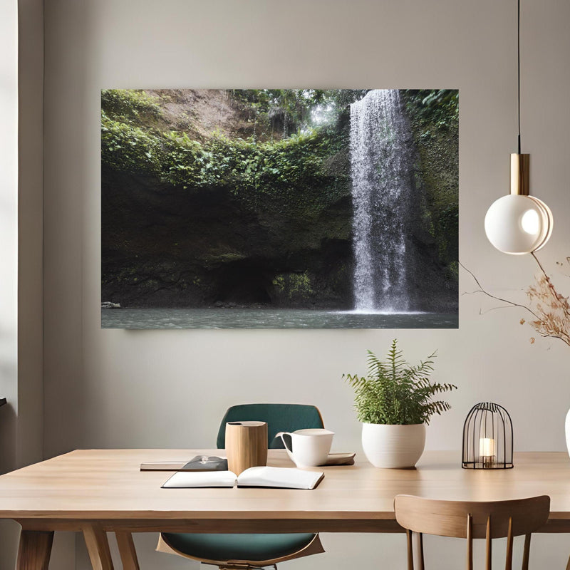 Office Poster  - Wasserfall in Bali im Herbst über klassischem Holztisch mit runder Vase - rechteckig