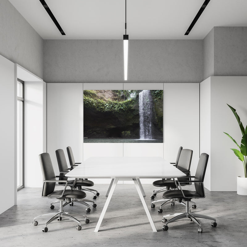 Office Poster  - Wasserfall in Bali im Herbst in einem Konferenzraum an weißer Wand hängend