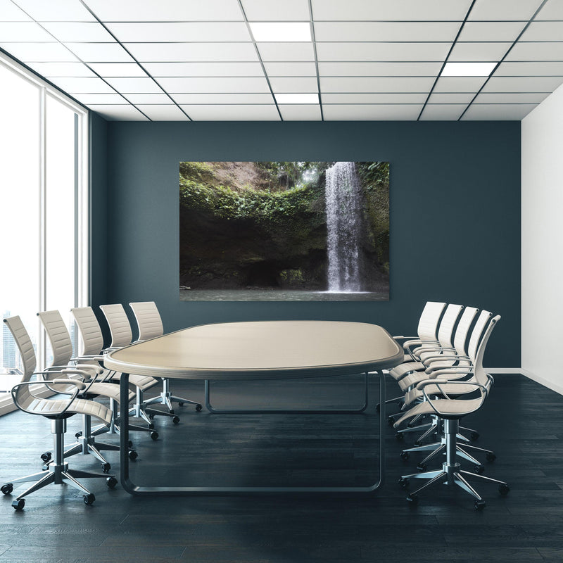 Office Poster  - Wasserfall in Bali im Herbst an blauer Wand in einem Besprechungsraum