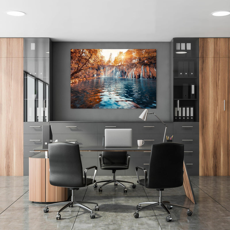 Office Poster  - Wasserfall in Plitvice Nation bei Sonnenaufgang in klassischem Büroraum zwischen Holzschränken