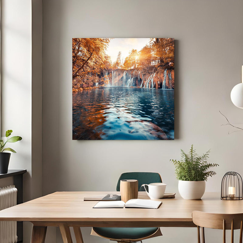 Office Poster  - Wasserfall in Plitvice Nation bei Sonnenaufgang über klassischem Holztisch mit runder Vase - quadratisch