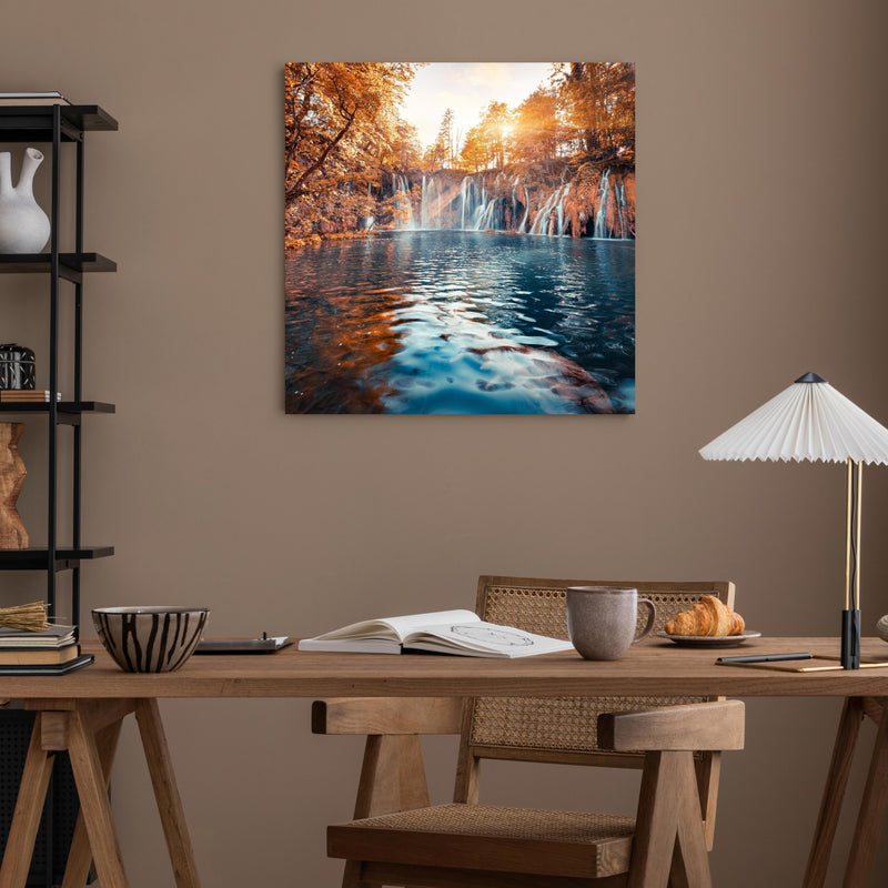 Office Poster  - Wasserfall in Plitvice Nation bei Sonnenaufgang über poliertem Holztisch mit stilvoller Lampe - quadratisch