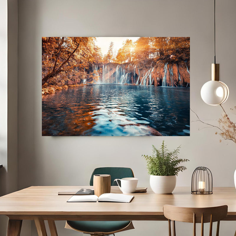 Office Poster  - Wasserfall in Plitvice Nation bei Sonnenaufgang über klassischem Holztisch mit runder Vase - rechteckig