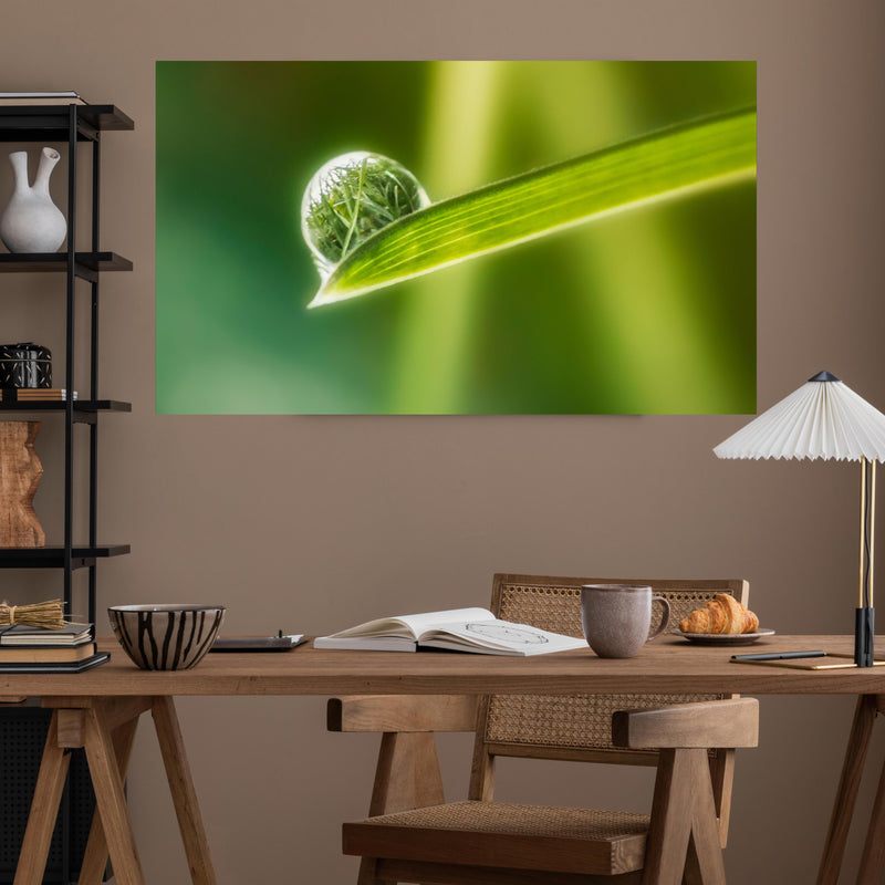 Office Poster  - Wassertropfen über poliertem Holztisch mit stilvoller Lampe - rechteckig