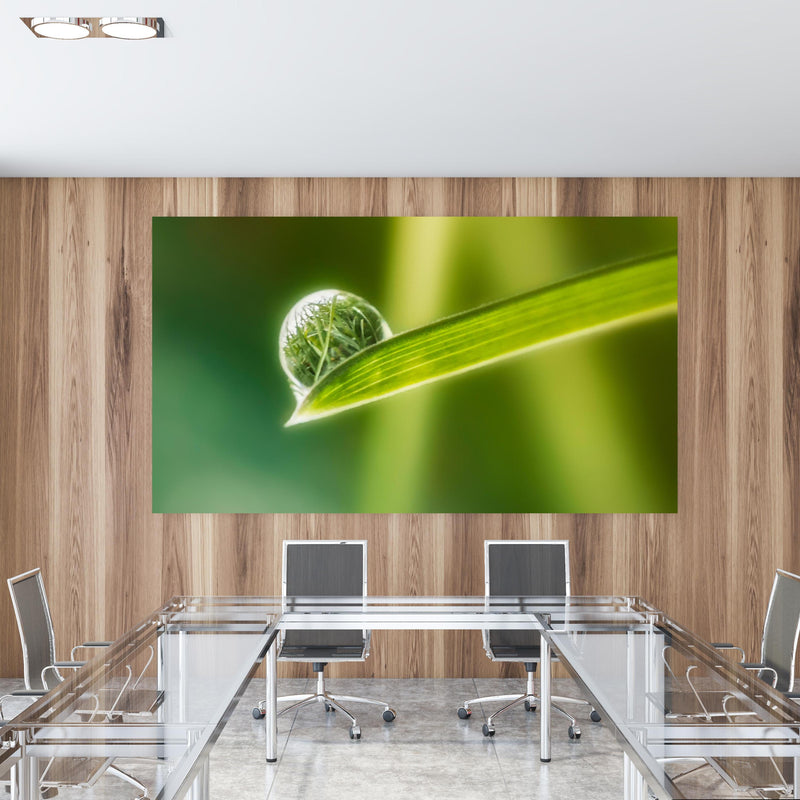 Office Poster  - Wassertropfen in einem Konferenzraum mit Glastisch und Holzwand