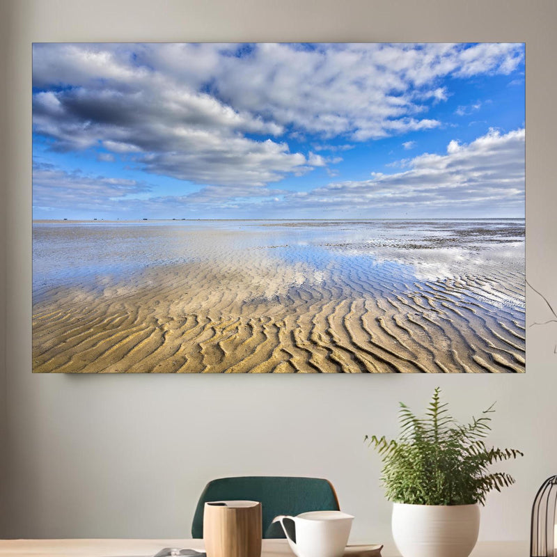 Office Poster  - Wattenmeer der Nordsee bei Ebbe über klassischem Holztisch mit runder Vase - rechteckig Zoom