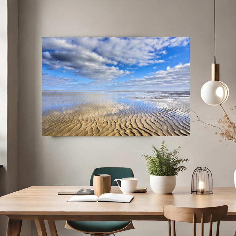 Office Poster  - Wattenmeer der Nordsee bei Ebbe über klassischem Holztisch mit runder Vase - rechteckig