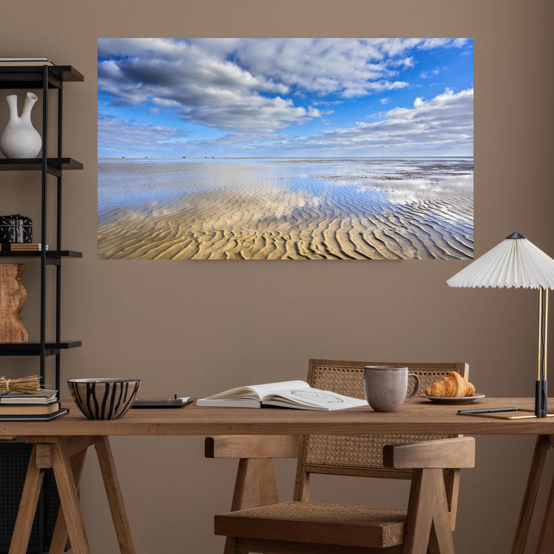 Office Poster  - Wattenmeer der Nordsee bei Ebbe über poliertem Holztisch mit stilvoller Lampe - rechteckig