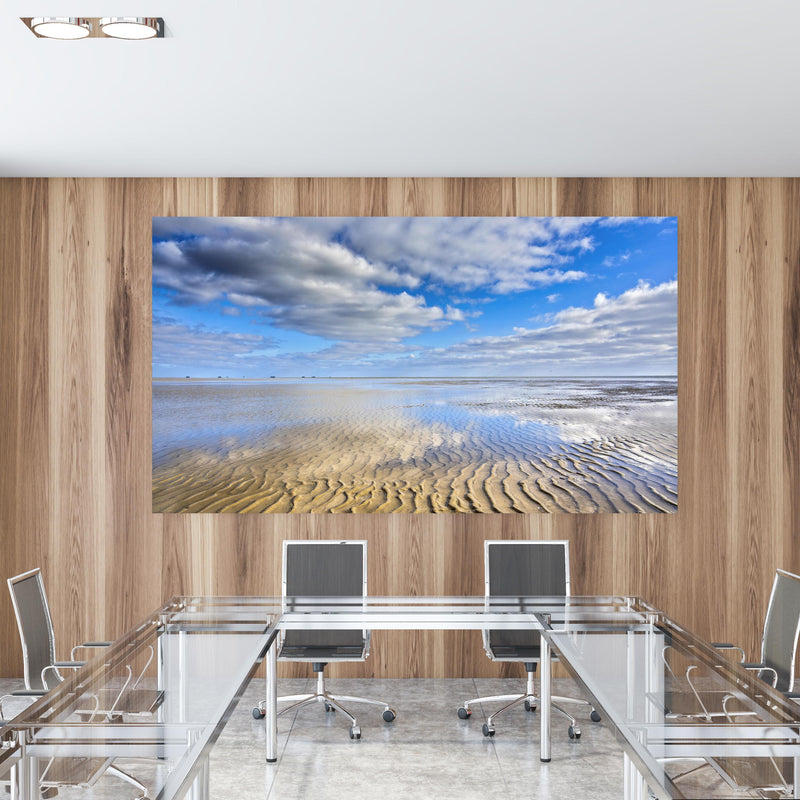 Office Poster  - Wattenmeer der Nordsee bei Ebbe in einem Konferenzraum mit Glastisch und Holzwand